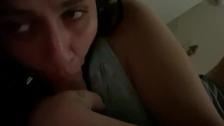 Une maman sexy et provocatrice baise le fils de ses amis